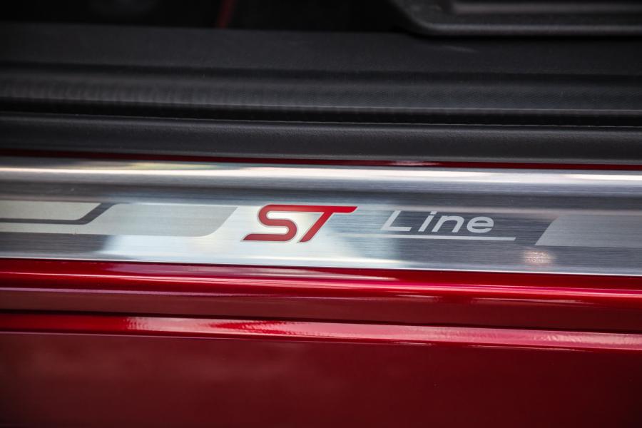 Детали интерьера Ford Kuga ST-Line 2018 года  (ZA) (фото 3 из 35)
